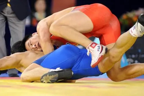 图文-亚运摔跤男子古典式84公斤级 李世烈占优势