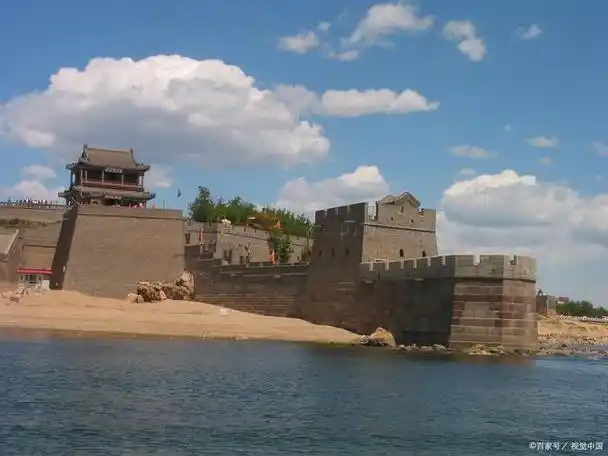 山海关,位于中国河北省秦皇岛市,是著名的旅游胜地,以其悠久的历史