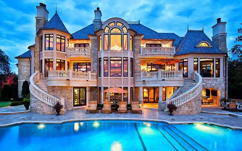 如今半价出售,世界级的建筑外观如同到了迪士尼,欧式复古装修,别墅