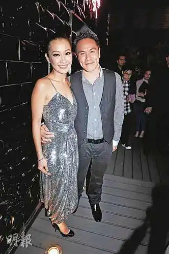 关心妍低胸水晶裙开结婚派对 应采儿拍肚证未孕