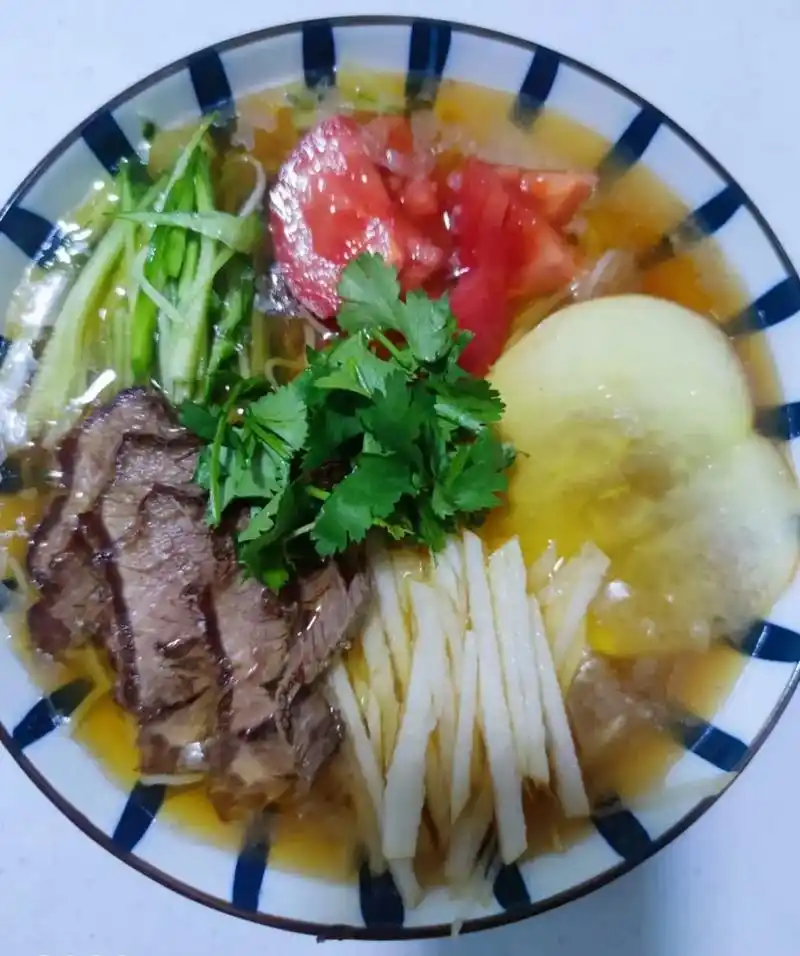 做一碗正宗的牛肉汤冷面 山东栖霞红富士白梨黄瓜