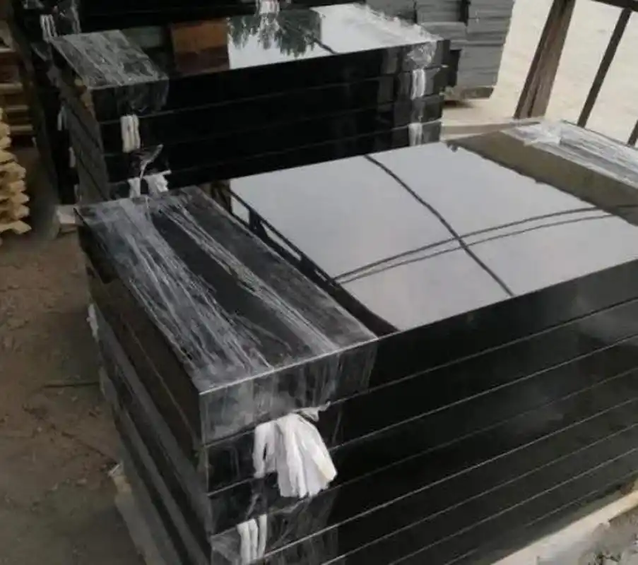 2. 颜色深黑发亮,质感细腻,纹理自然,光泽度高.