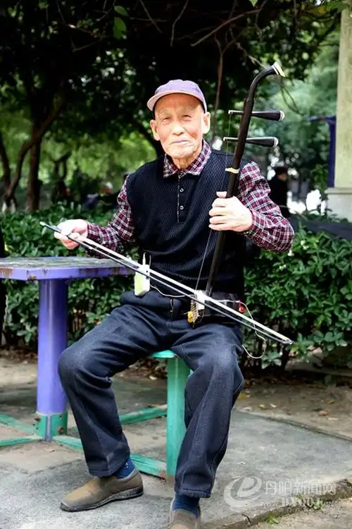 11---拉二胡的老人.jpg