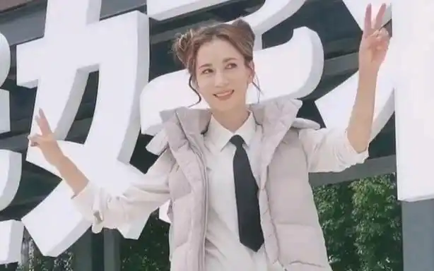 韩庚老婆卢靖姗 38岁丸子头造型 状态怎么样