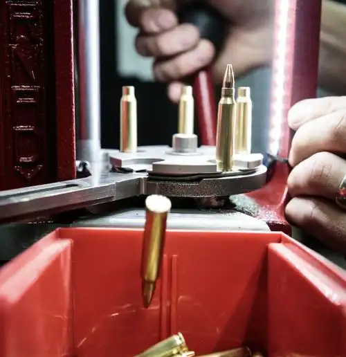 他们会在武器(通常是半自动武器)发射后留下的废旧弹壳内重新装入火药