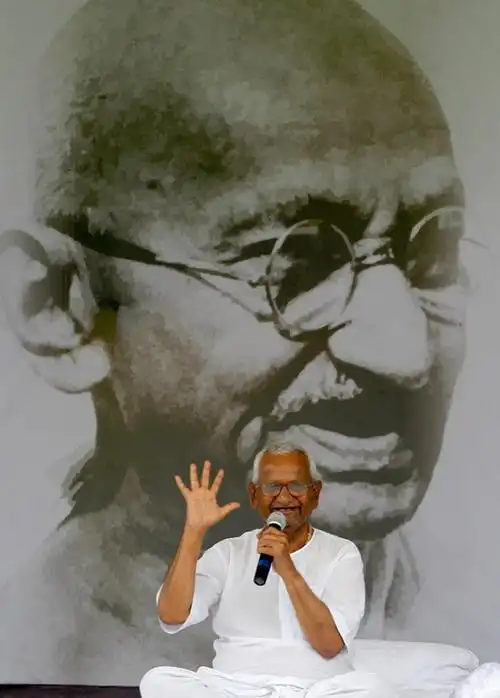 印度"活甘地"称支援"正当的暴力"