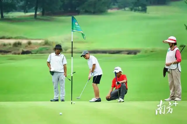 8月3日,省运会竞技体育组高尔夫球赛在清远狮子湖乡村俱乐部开幕,迎来