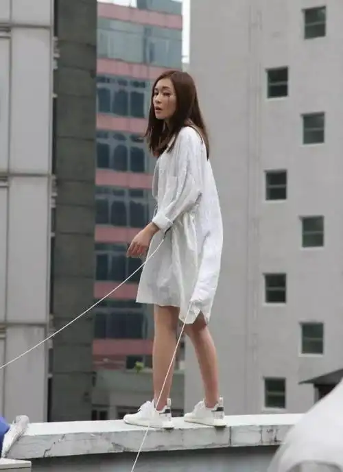 只见周梓盈在9楼的天台上"寻死",更不时情绪崩溃大声哭泣,甚至还哭花