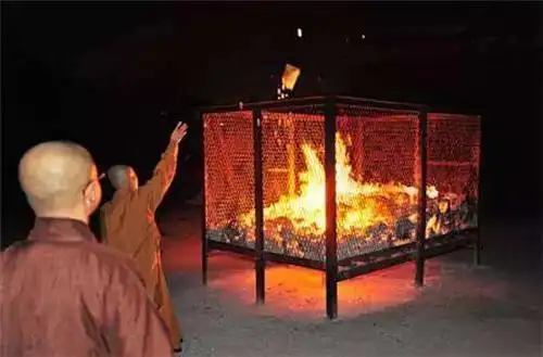 火化炉焚尸时,为何会看见尸体在动?其实并非迷信,而有科学依据