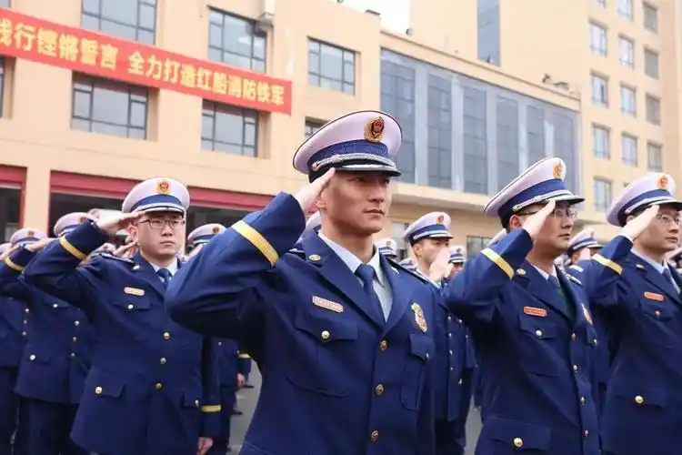 总监为一粗二细,指挥长为一粗一细,指挥员为一粗,消防员为一细