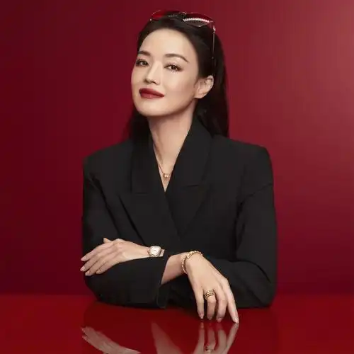 舒淇身穿edition@春季短款绑带西服套装拍摄广告,经典廓形剪裁西装