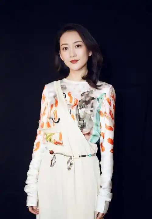 被37岁王鸥新造型美到了,大红色商务西服搭配卷发造型,魅力十足_气质