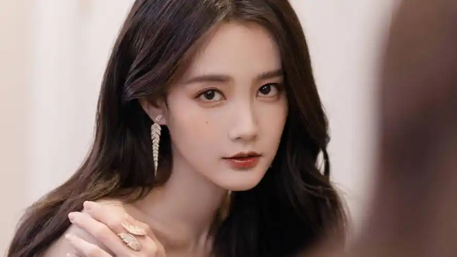 李一桐坐飞机脱鞋光脚惹争议,网友看到图片后:美女请放我脸上!