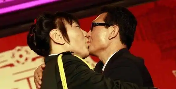 女篮传奇选手郑海霞,43岁嫁给爱情,如今婚姻疑似生变_篮球_丈夫_夫妻