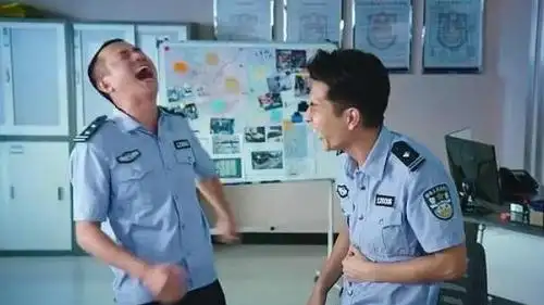 吓得杨军魂飞魄散,先去报了警,经历了和《美人鱼》里文章一样的搞笑