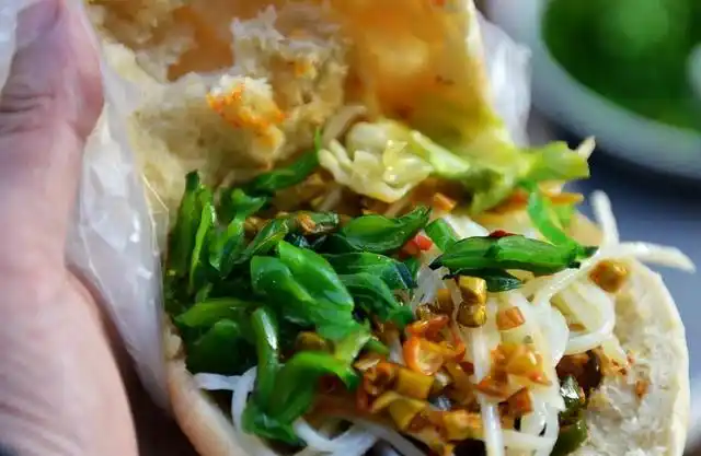 42岁阿姨摆摊卖馍夹菜,多种配菜随便塞,80岁大爷:我从小吃到大