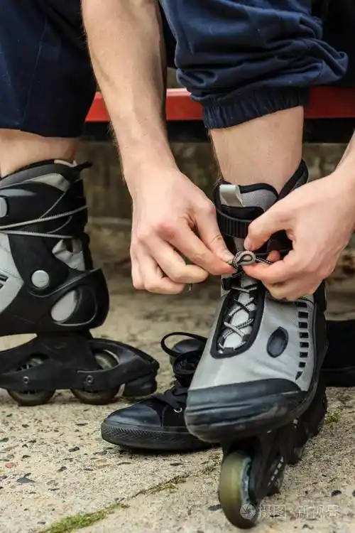 男人穿上溜冰鞋户外