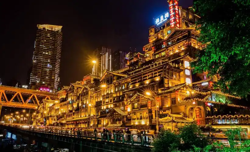 重庆网红景点的鼻祖中国版千与千寻洪崖洞一到夜晚光芒四射