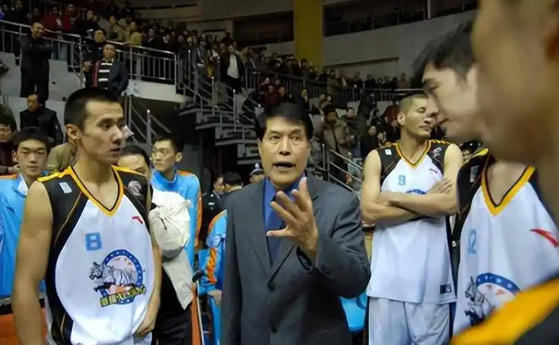 cba名帅蒋兴权,桃李满天下,儿子是世界冠军,女儿也打篮球_教练_风格