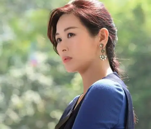 她爸爸在澳洲经营石油生意,其母是前资深艺员梁小玲,如今捱了10年终于