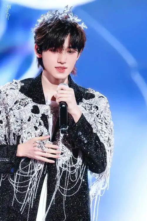 间楼演唱会##时代少年团演唱会##宋亚轩蓝色烟熏妆##宋亚轩翻唱蝴蝶