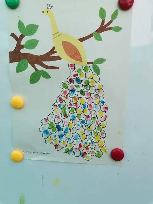 孔雀漂亮的尾巴是园里小朋友们的小手指印哦