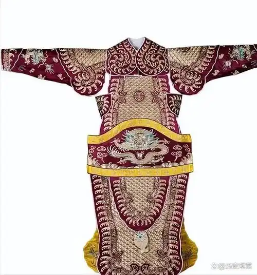 同时上衣虽绣有铠甲纹样,却不紧贴身体,完全继承了明朝的宽大之风