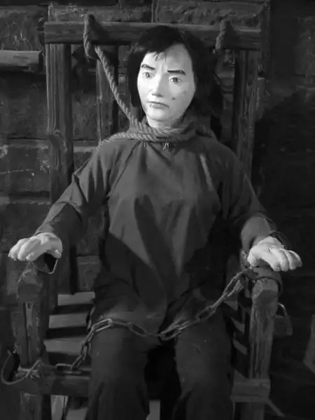 仿真"江姐"亮相自贡江姐村渣滓洞影视基地(图)