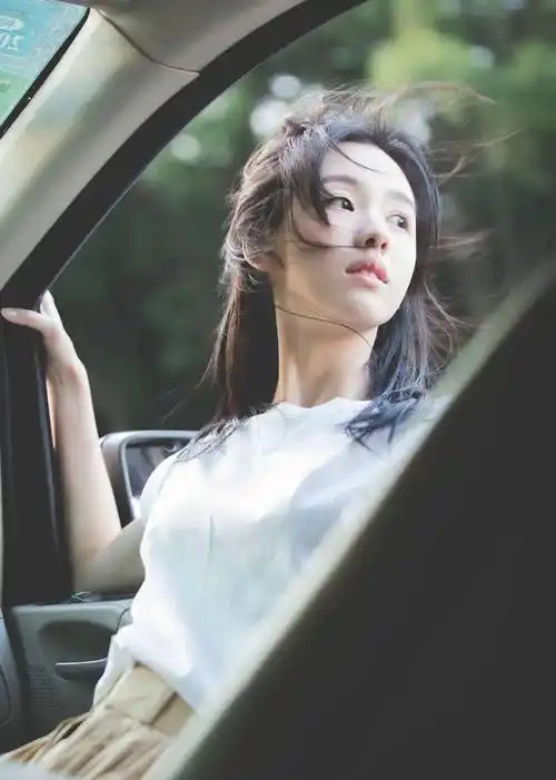 利用车窗框和椅背的线条作为引导线,非常的出片~如果你特别不会摆姿势