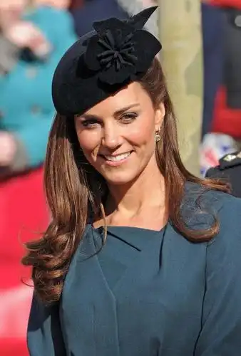 凯特王妃佩戴过的头饰,优雅与时尚并存,"美帽王者"名不虚传