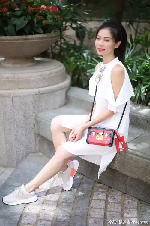 杨秀惠比例刚刚好170cm的身高42吋的长腿但却没有半点多余赘肉,骨肉均