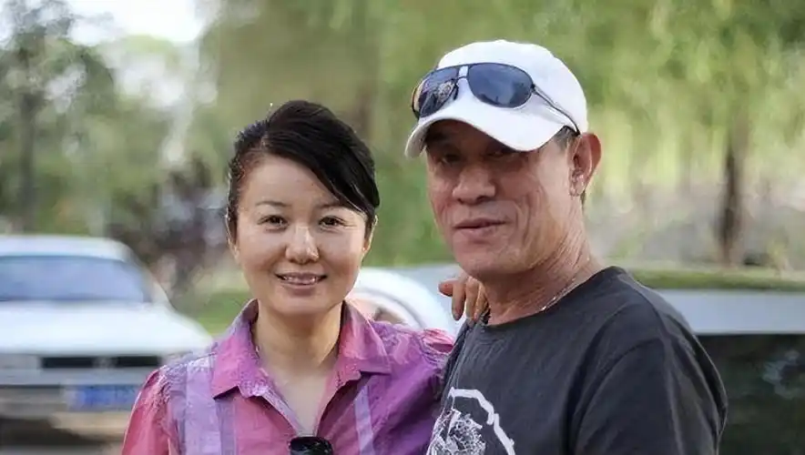 回顾郑卫莉:与赵军相伴8年离婚,再婚嫁大13岁杜志国,婚姻状况如何