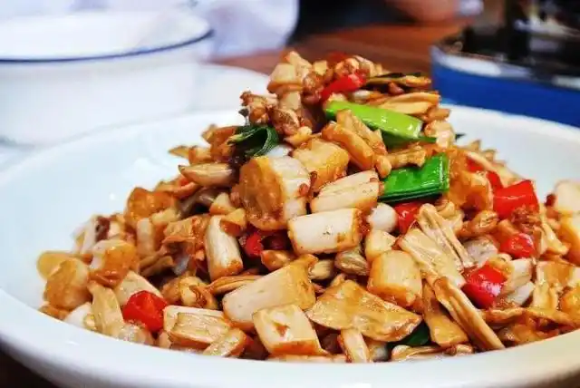 清清爽爽 爽口美味又清新的酸辣炒藕尖 来咯来咯