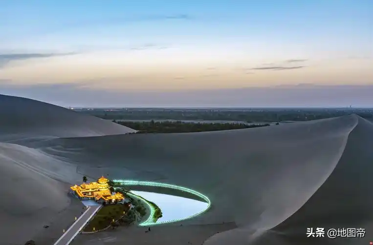 【转帖】航拍敦煌月牙泉,沙不填泉的沙漠奇观,被誉为沙漠第一泉