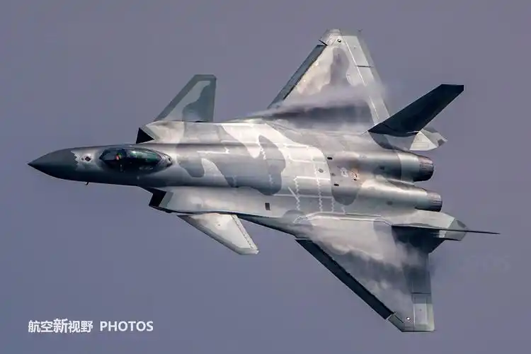 歼-20战机完美的机背,完美的涡流.