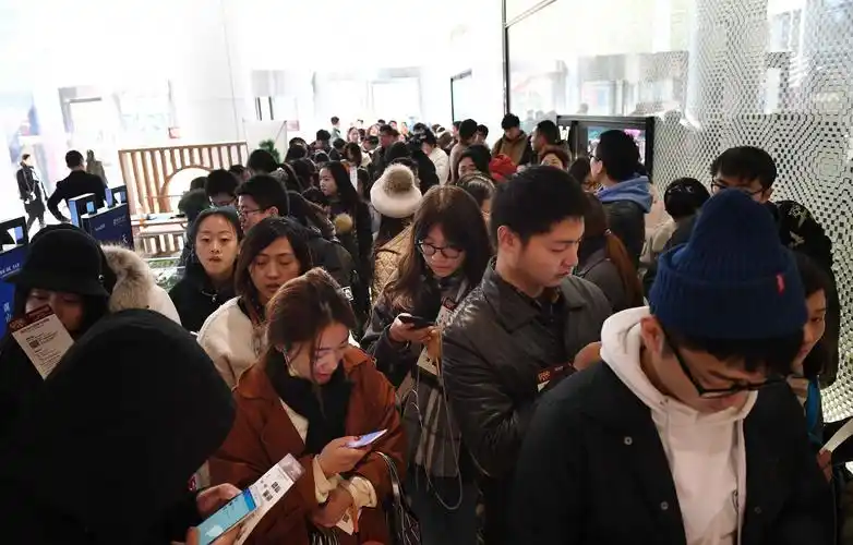 奢侈品店打折遭抢购,小伙排队12小时为女友买礼物