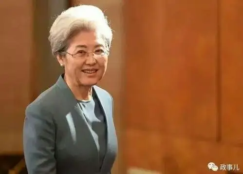 乐曲背后有段委婉凄美的故事:         这首歌的词作者吉日格楞在文革