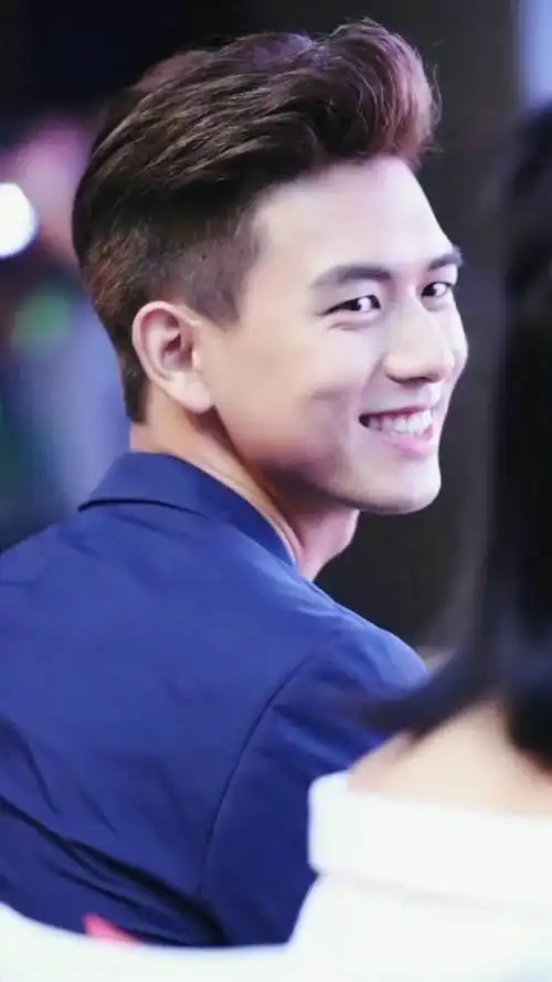 帅哥#李现的笑有没有感染到你?不管是什么表情,都是一个字帅!