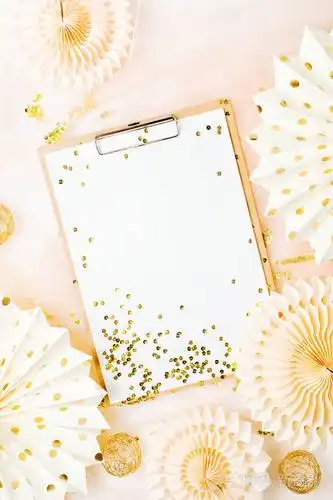 带有纸质节日装饰品的白纸板