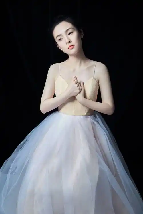 吴倩扎丸子头着鹅黄色吊带纱裙 精致清纯似洋娃娃