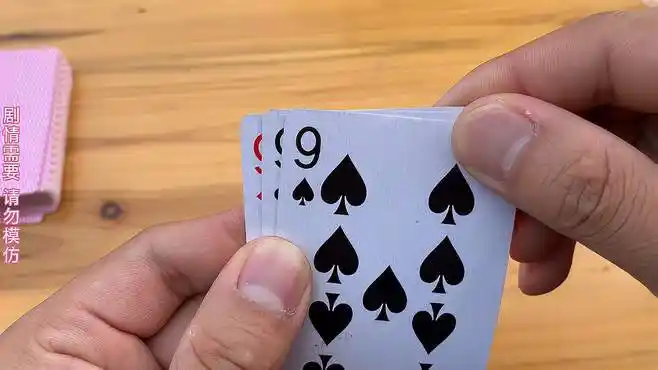 搞笑视频:小伙玩炸金花抽底张,谁知豹子遇上豹子,结局精彩-搞笑视频