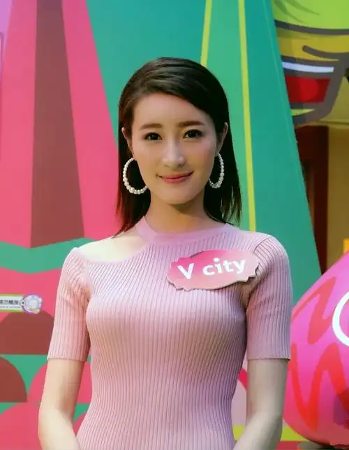 林夏薇出席活动,连衣裙look靓丽抢眼,一展歌喉献唱歌曲!