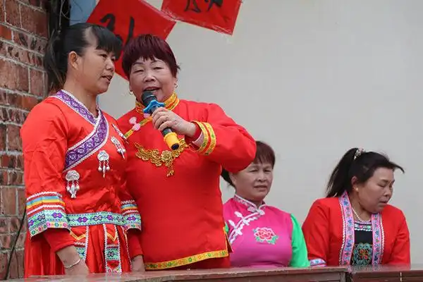 四面八方美名扬……"近日,柳州市柳江区土博镇水源村拉寨屯举行山歌会