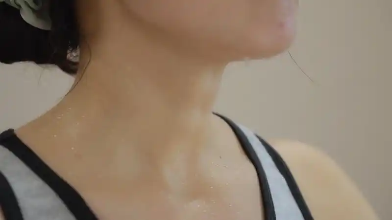 4k女生运动完后流汗大汗淋漓喝水补水实拍美女女孩子女人美人女性