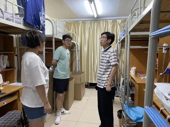 与管理学院领导深入学生宿舍看望慰问毕业生-中北大学经济与管理学院
