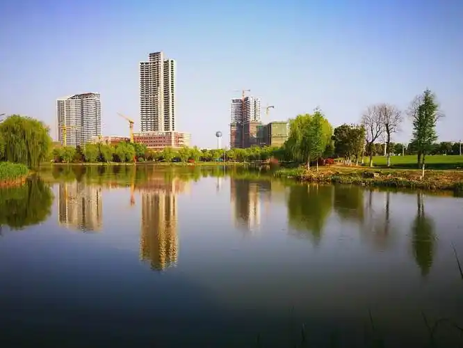 星期六,常州天气是阴转多云 东北风34级 1725度.