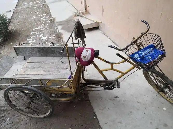 随着人们的生活水平提高,三轮车出现了,它帮助人们转运货物提高了效率