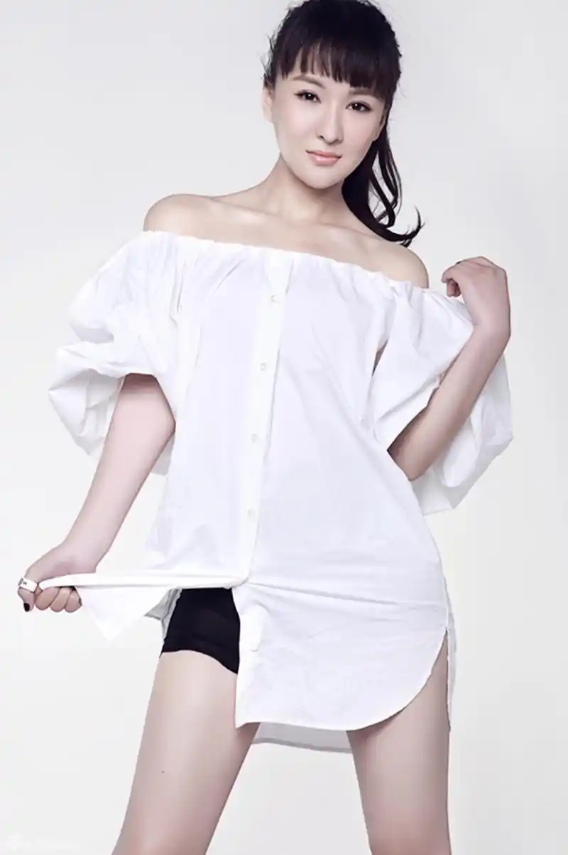 组图:郑亦桐纯美写真曝光 露香肩大玩衬衫诱惑_高清图集_新浪网