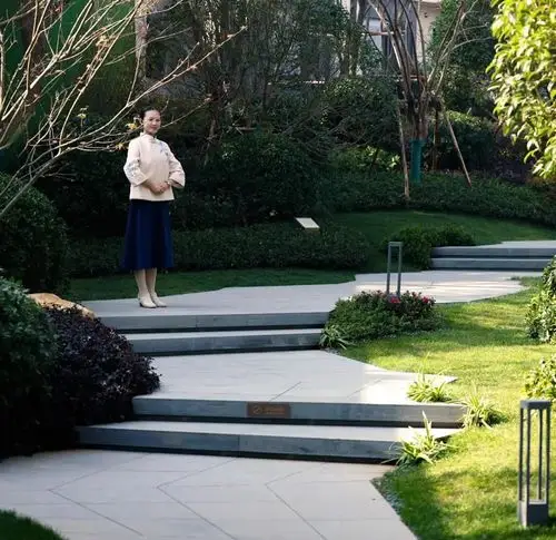 和花镜夹道形成一个"收"的空间沿着小径 顺势到一方禅意空间一草,一木