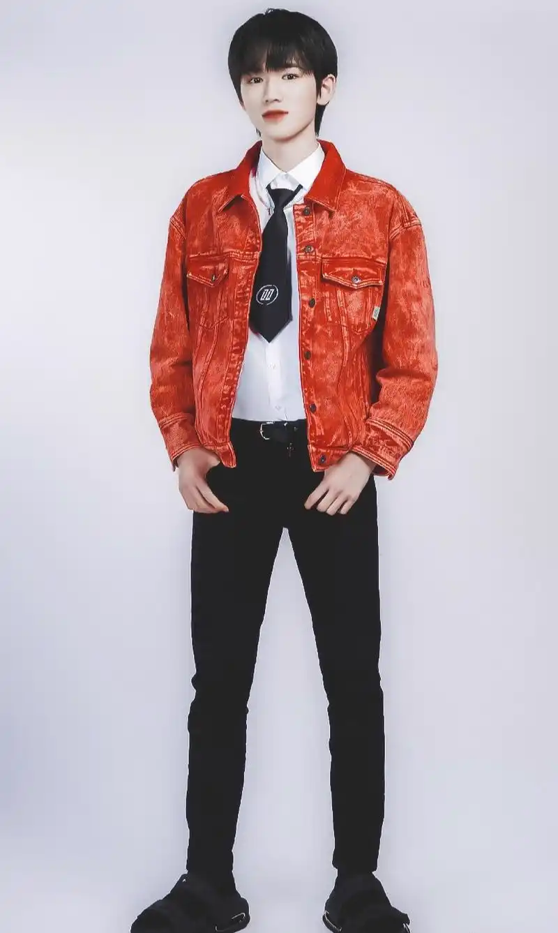 宋亚轩红色西服图片:全世界你最可爱